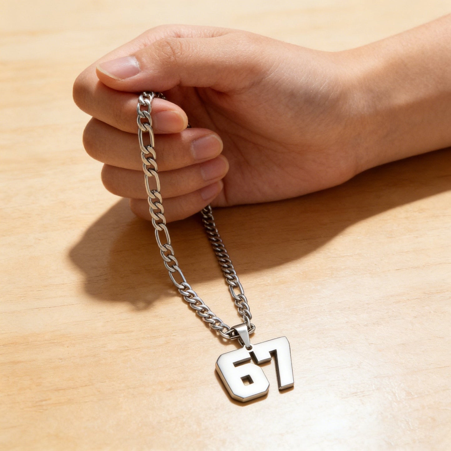 ⛄ Offre Spéciale Hiver：69 % de réduction🔥Exprimez-Vous avec le Pendentif Chiffre 67 - Un Accessoire Unique & Audacieux