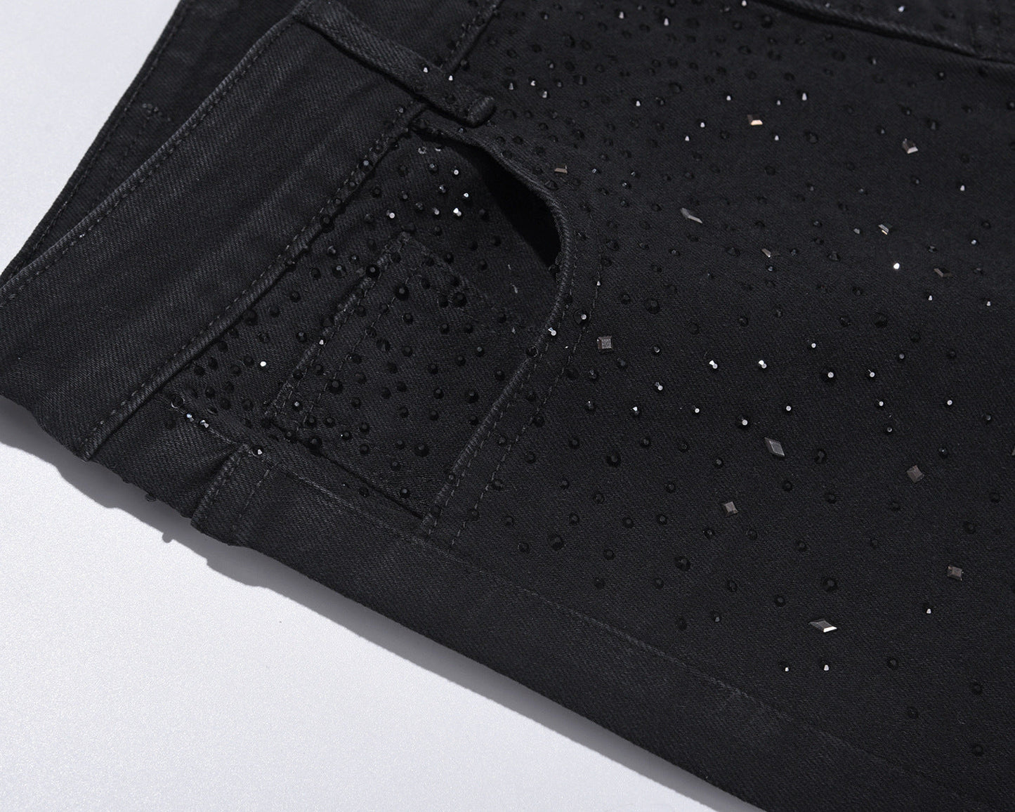 Jean slim noir orné de strass