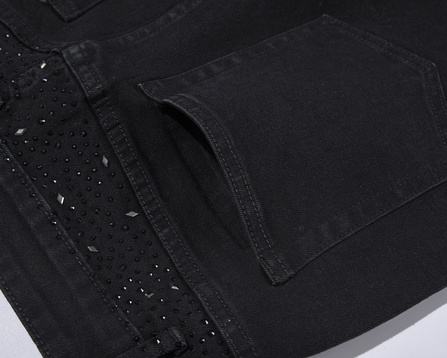 Jean slim noir orné de strass