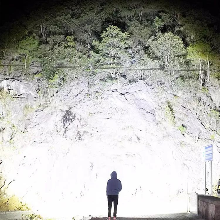 📢📢Achetez-en 2 obtenez-en 1 gratuit⏰Lampe de poche zoomable à lumière super forte