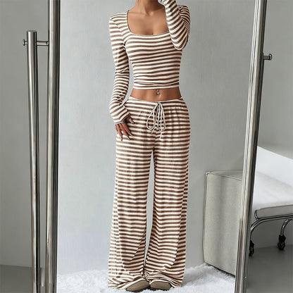 Ensemble haut ajusté en maille rayée et pantalon large