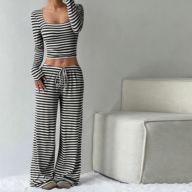 Ensemble haut ajusté en maille rayée et pantalon large