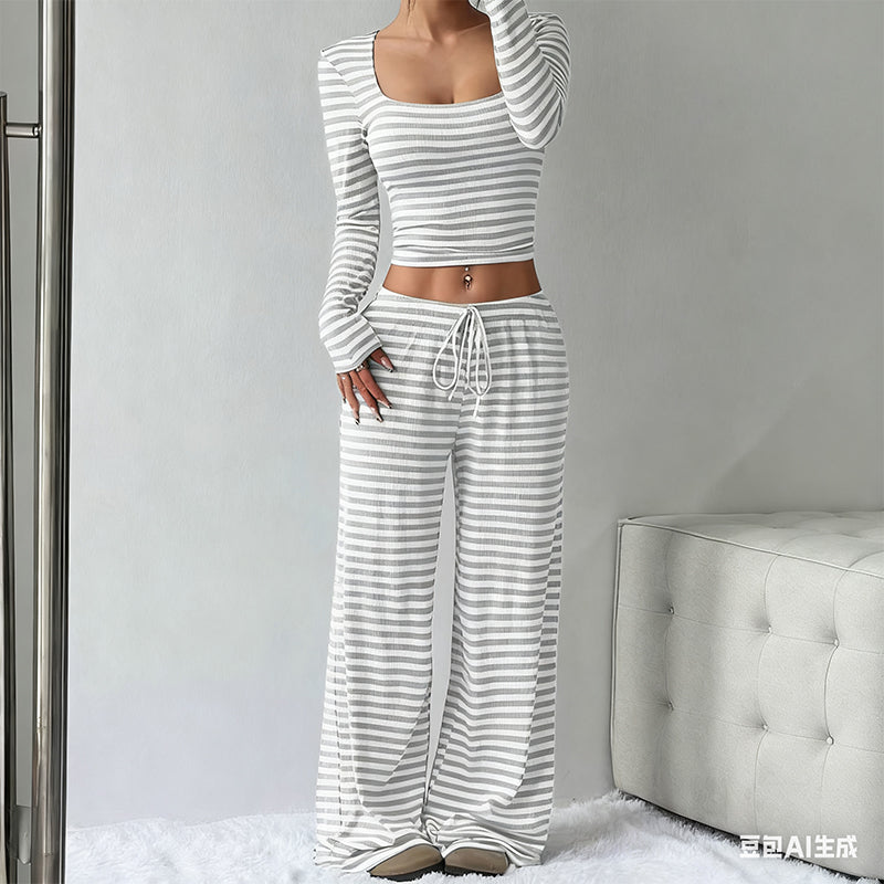Ensemble haut ajusté en maille rayée et pantalon large