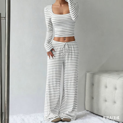 Ensemble haut ajusté en maille rayée et pantalon large