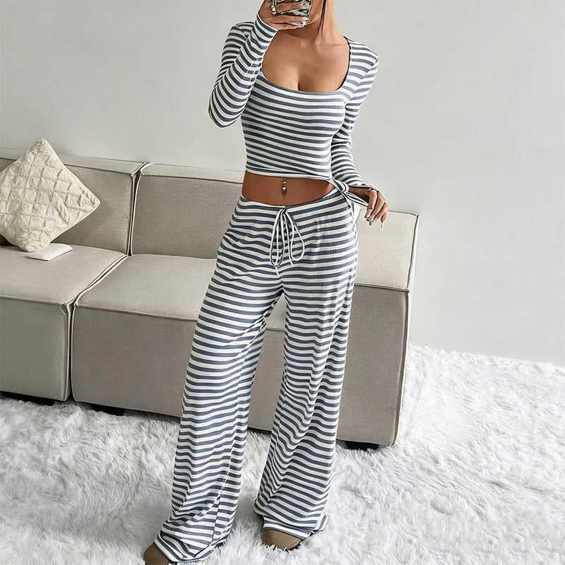 Ensemble haut ajusté en maille rayée et pantalon large