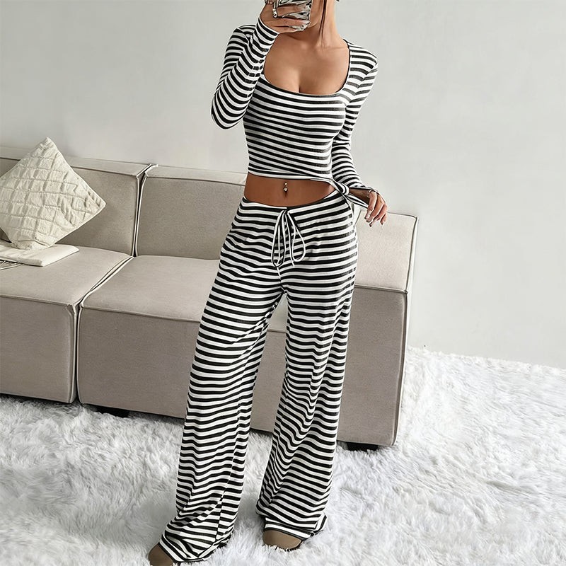 Ensemble haut ajusté en maille rayée et pantalon large