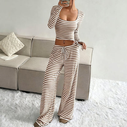 Ensemble haut ajusté en maille rayée et pantalon large