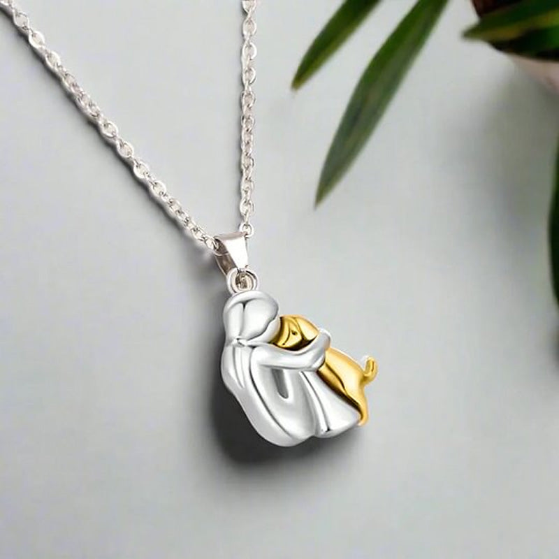 Petite Fille Câlinant un Chien – Clous d’Oreilles et Collier
