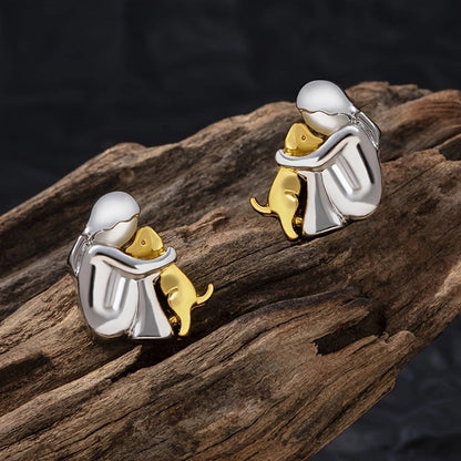 Petite Fille Câlinant un Chien – Clous d’Oreilles et Collier