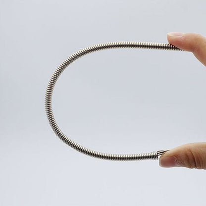 Outil multifonctionnel pliable à cordon élastique pour enfiler les fils