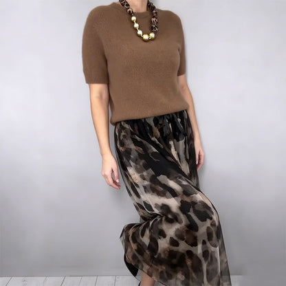 Ensemble deux pièces pour femme composé d'un pull et d'une jupe fluide à imprimé léopard