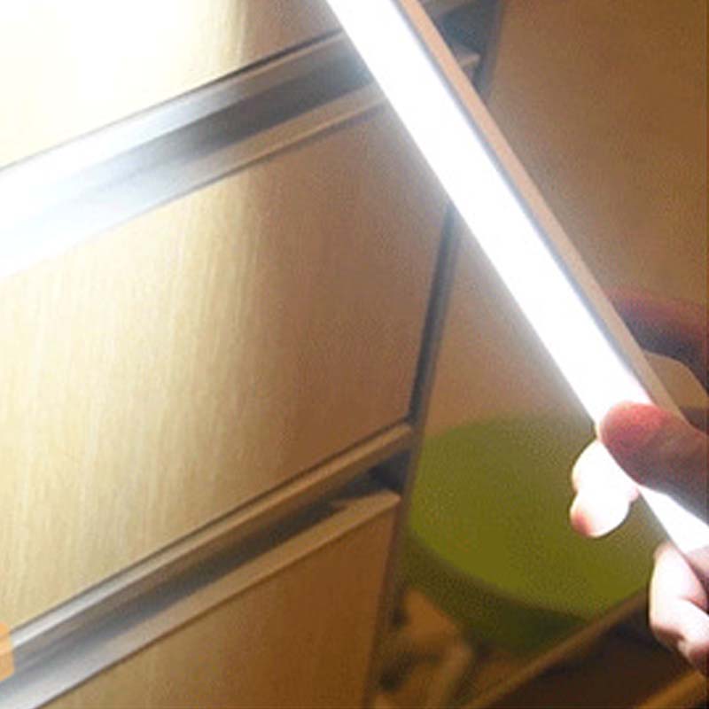 Barre lumineuse à capteur de mouvement magnétique avec affichage de la batterie