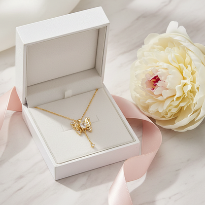 👀 Vous hésitez encore ? Vos concurrents ont déjà passé commande ! 👀 Collier Cœur-Ailes d'Ange avec Pampille