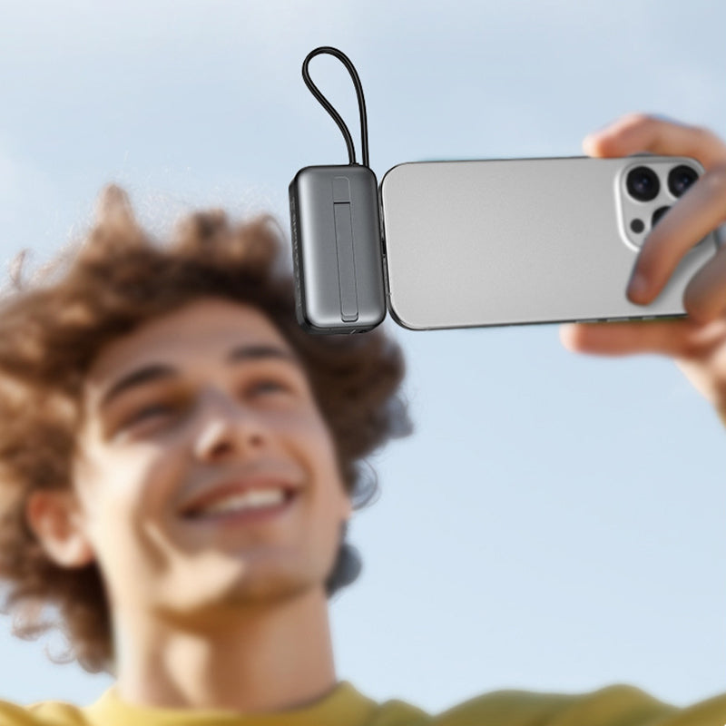 🥳Batterie externe magnétique tout-en-un : il suffit de la fixer pour recharger, plus besoin de chercher un câble. 5 000 mAh, design fin. Idéale pour les voyages ou au quotidien. Un gadget adapté aux seniors ! 🎒✅
