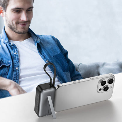 🥳Batterie externe magnétique tout-en-un : il suffit de la fixer pour recharger, plus besoin de chercher un câble. 5 000 mAh, design fin. Idéale pour les voyages ou au quotidien. Un gadget adapté aux seniors ! 🎒✅